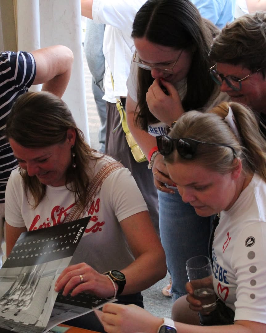 Gäste beim Jubiläum schauen sich alte Fotos an