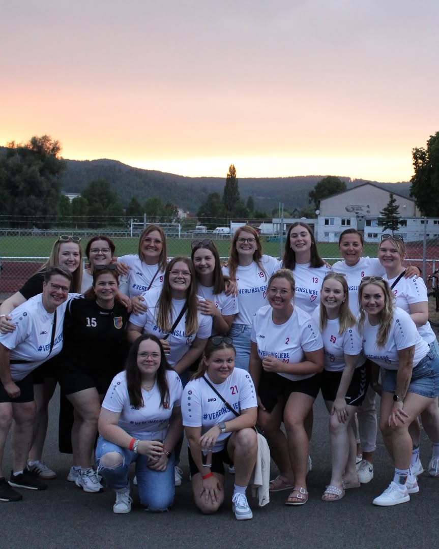 Die Frauenmannschaft beim Jubiläum in weißen Trikots
