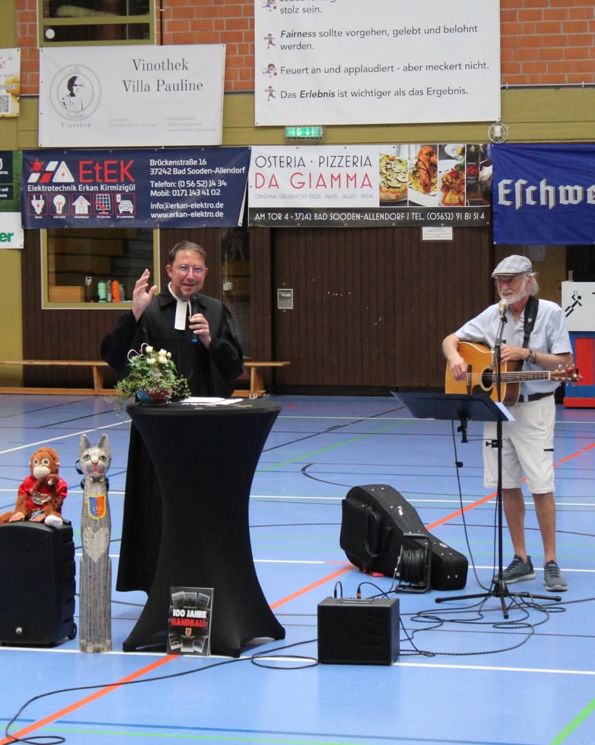 Programm in der Halle beim Jubiläum der Handballabteilung