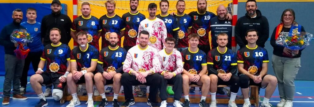 Die Männermannschaft der TSG Bad Sooden-Allendorf mit den neuen Trikots in der Halle