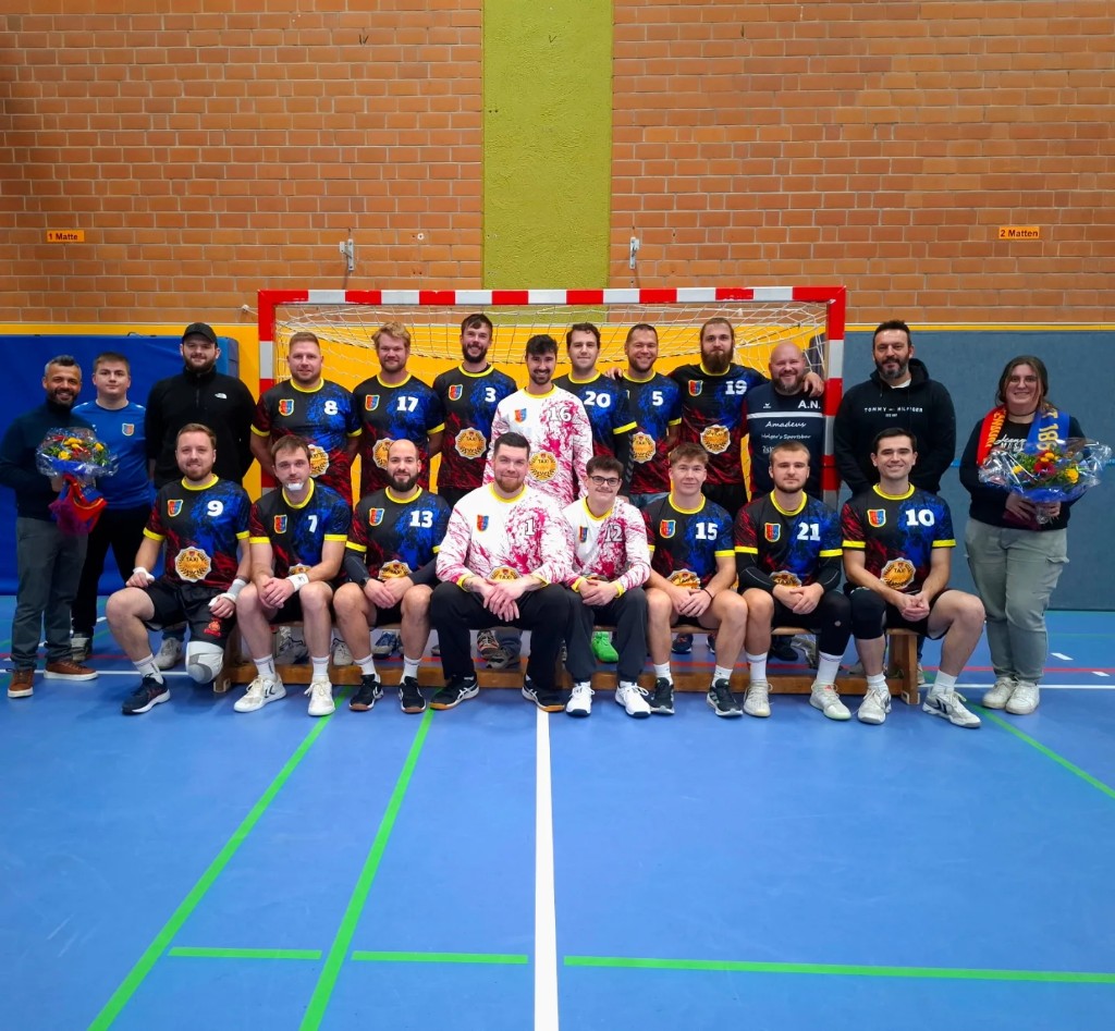Die Männermannschaft der TSG Bad Sooden-Allendorf mit den neuen Trikots in der Halle